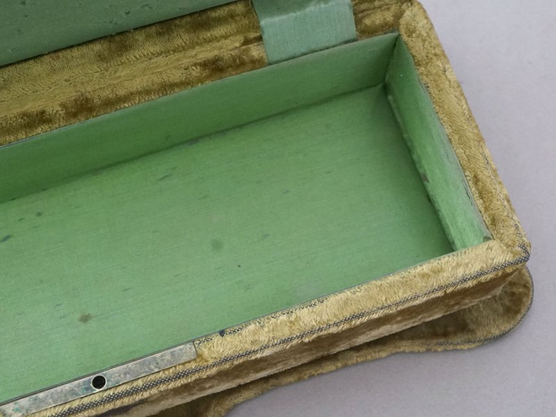 画像16: アンティーク グローブボックス カーキのベルベット ロカイユ装飾＆草花のブーケ