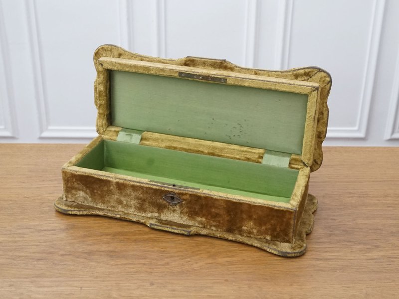 画像11: アンティーク グローブボックス カーキのベルベット ロカイユ装飾＆草花のブーケ