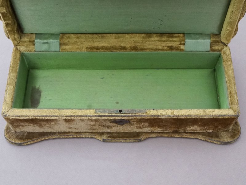 画像14: アンティーク グローブボックス カーキのベルベット ロカイユ装飾＆草花のブーケ