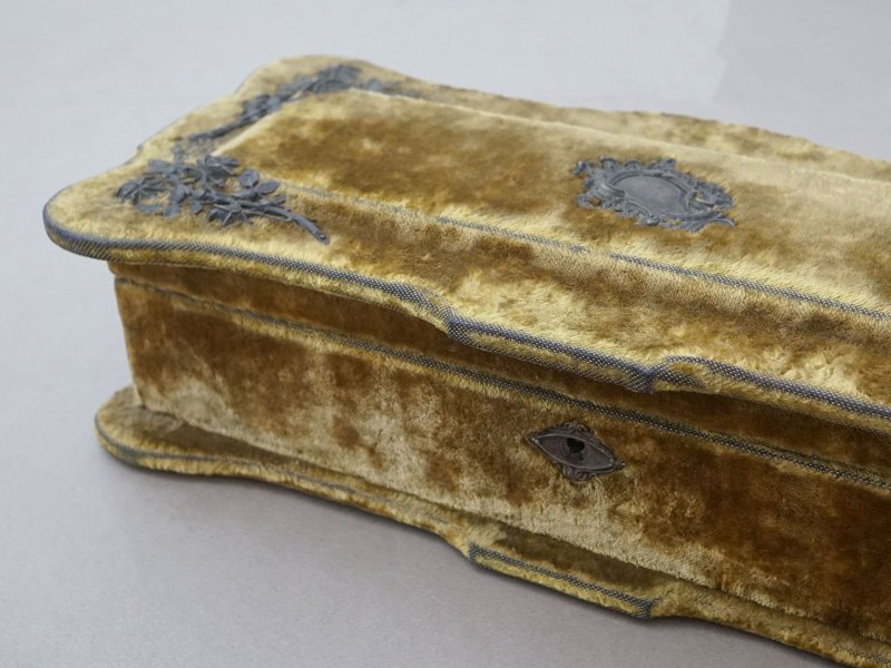 画像7: アンティーク グローブボックス カーキのベルベット ロカイユ装飾＆草花のブーケ