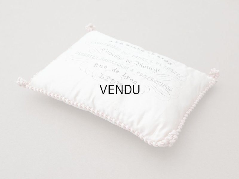 画像6: 19世紀末 アンティーク パウダーピンクのシルククッション  シルク製 クッション A  LA VILLE DE LYON