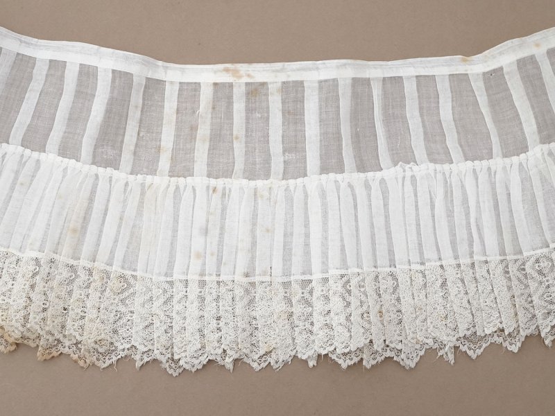 画像10: アンティーク 幅広 ドレスの裾  2段のプリーツ入り レース付 1.86m 24cm幅 コットンオーガンジー
