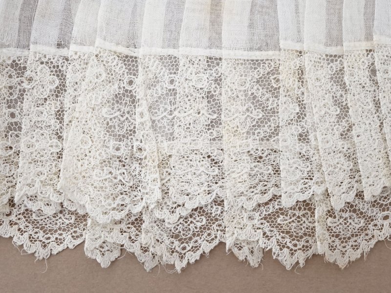 画像5: アンティーク 幅広 ドレスの裾  2段のプリーツ入り レース付 1.86m 24cm幅 コットンオーガンジー
