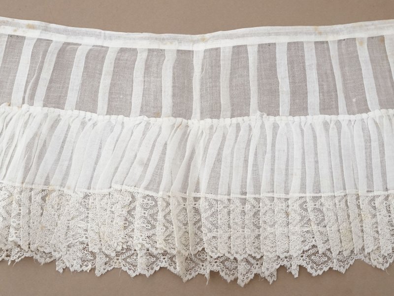 画像8: アンティーク 幅広 ドレスの裾  2段のプリーツ入り レース付 1.86m 24cm幅 コットンオーガンジー