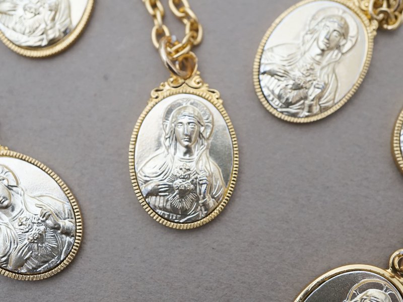 画像8: ヴィンテージ *蚤の市セット* 未使用 メダイユのペンダント 14点セット