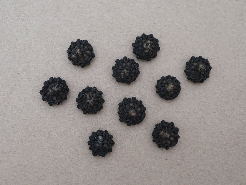 画像4: 19世紀末 アンティーク 花モチーフ 編み込みボタン 黒 10ピースのセット 9mm