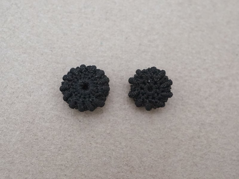 画像7: 19世紀末 アンティーク 花モチーフ 編み込みボタン 黒 10ピースのセット 9mm