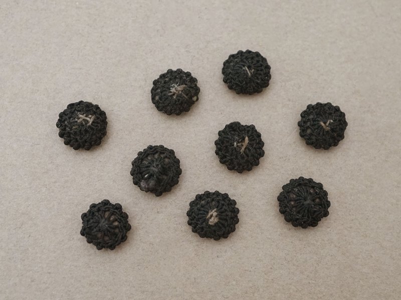 画像4: 19世紀末 アンティーク 花モチーフ 編み込みボタン 黒 9ピースのセット 10mm 