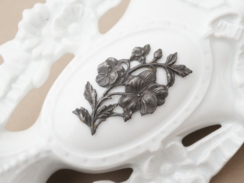 画像3: アンティーク グローブドマリエのフラワーベース パンジーのメタルモチーフ付