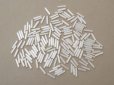 画像3: アンティーク オーロラ加工 ガラスビーズ  オフホワイト 約4×18mm  約170ピース (3)