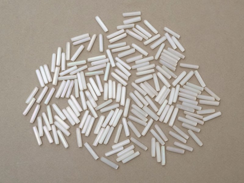 画像3: アンティーク オーロラ加工 ガラスビーズ  オフホワイト 約4×18mm  約170ピース