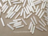 アンティーク オーロラ加工 ガラスビーズ  オフホワイト 約4×18mm  約170ピース