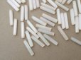 画像2: アンティーク オーロラ加工 ガラスビーズ  オフホワイト 約4×18mm  約170ピース (2)