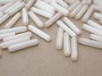 画像4: アンティーク オーロラ加工 ガラスビーズ  オフホワイト 約4×18mm  約170ピース (4)