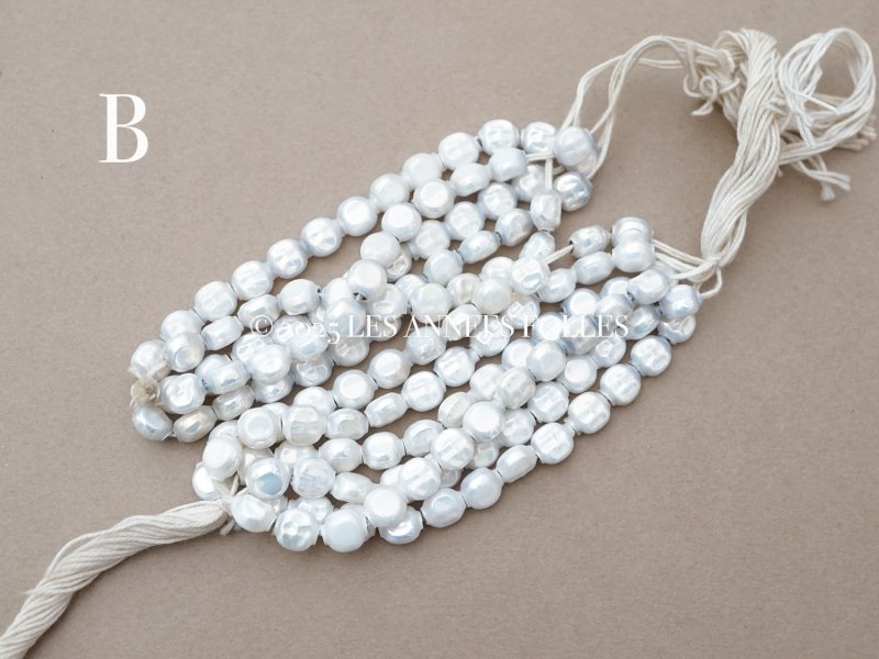 画像7: アンティーク スフレビーズ スノーホワイト 乳白色のコーティング シルバー 8mm 約130〜140ピース 吹きガラス製ビーズ