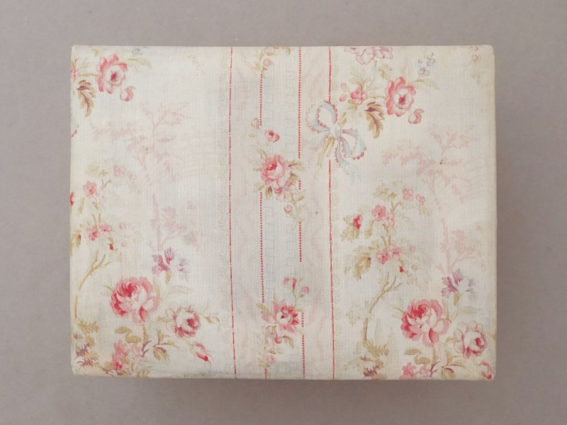 画像2: 【15周年セール対象外】1900年頃 アンティーク 薔薇模様&水色のリボン カルトナージュボックス 