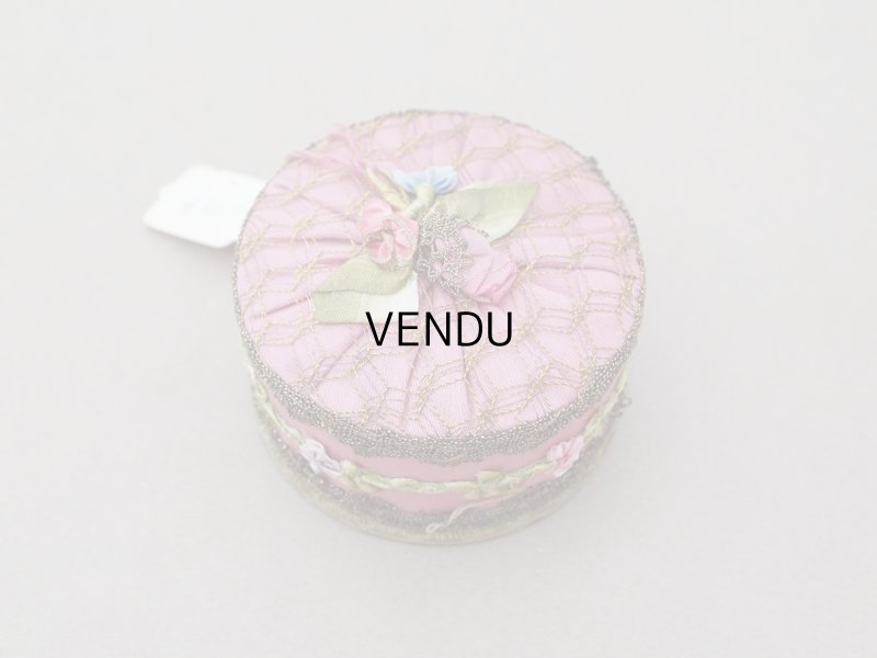 画像3: 【15周年セール対象外】アンティーク 未使用 パウダーボックス パフ付き ロココトリム&ロココモチーフ シルク製 オールドローズ