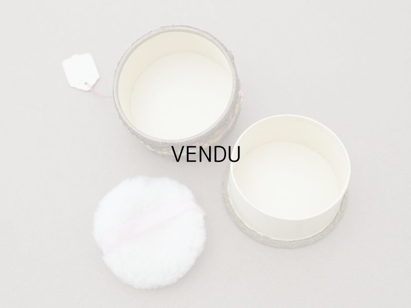 画像8: 【15周年セール対象外】アンティーク 未使用 パウダーボックス パフ付き ロココトリム&ロココモチーフ シルク製 オールドローズ