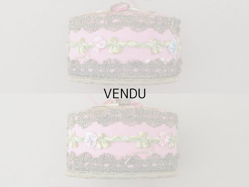 画像6: 【15周年セール対象外】アンティーク 未使用 パウダーボックス パフ付き ロココトリム&ロココモチーフ シルク製 オールドローズ