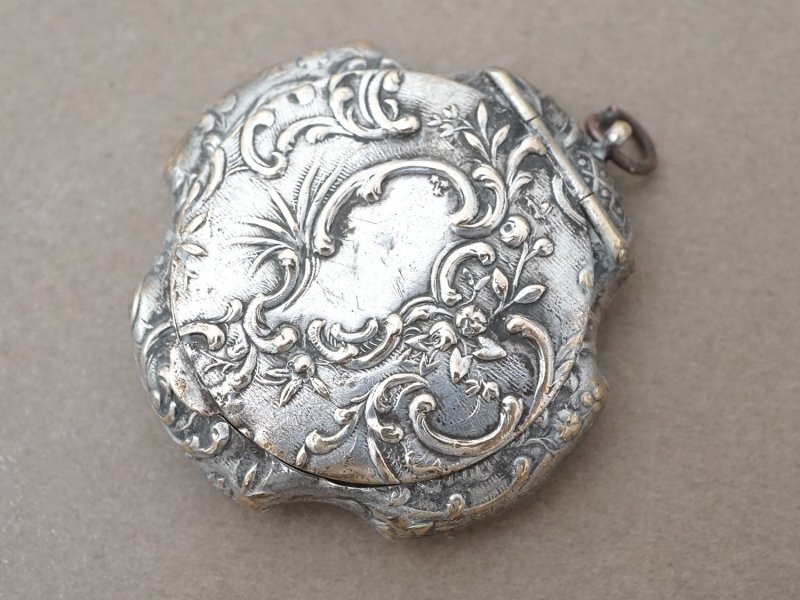 画像3: アンティーク 水色のパフ付 パウダーケース ロカイユ装飾