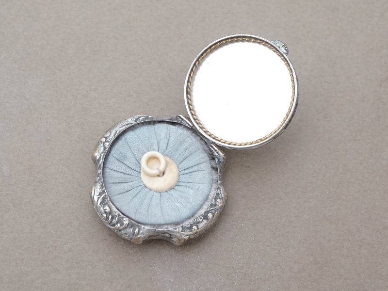 画像9: アンティーク 水色のパフ付 パウダーケース ロカイユ装飾