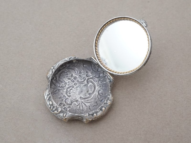 画像12: アンティーク 水色のパフ付 パウダーケース ロカイユ装飾