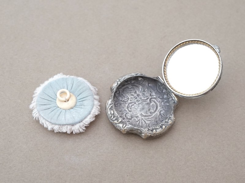 画像10: アンティーク 水色のパフ付 パウダーケース ロカイユ装飾