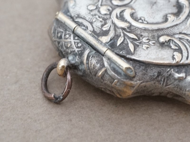 画像4: アンティーク 水色のパフ付 パウダーケース ロカイユ装飾