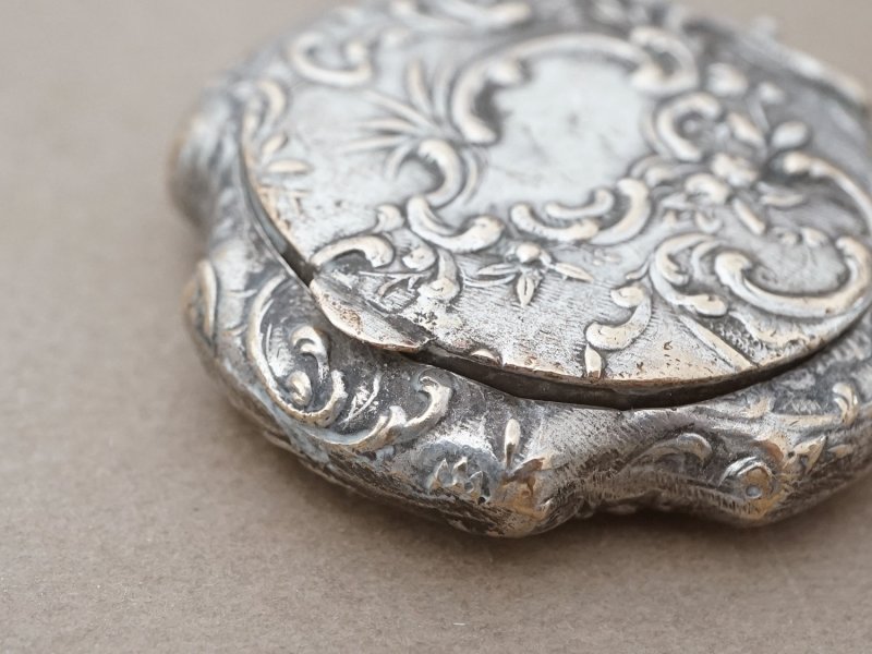 画像6: アンティーク 水色のパフ付 パウダーケース ロカイユ装飾