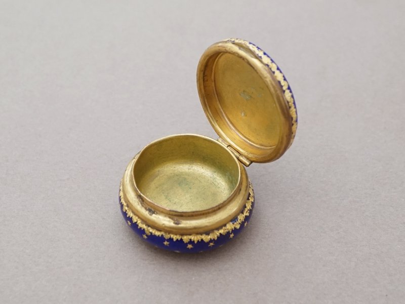 画像5: 19世紀 アンティーク ピルケース ブレッソンエナメル パールの装飾 ブルーのエナメル 薔薇のリース