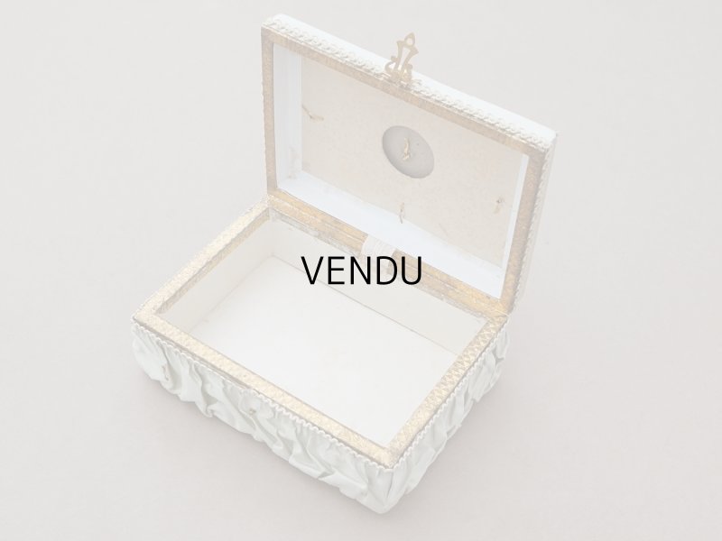 画像10: 19世紀 アンティーク ナポレオン3世時代 お菓子箱 パウダーグリーンのシルクサテン チョコレートボックス 