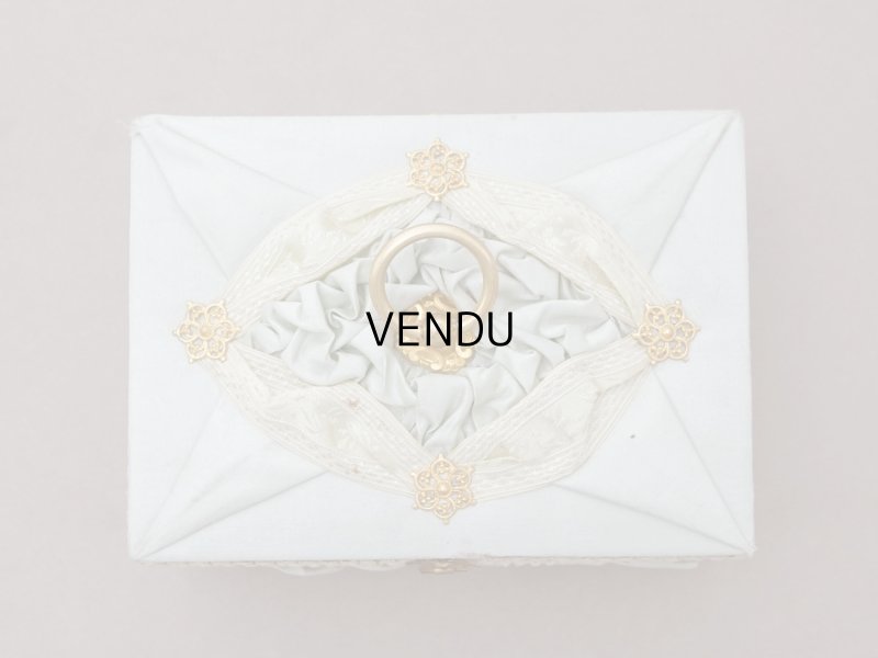 画像3: 19世紀 アンティーク ナポレオン3世時代 お菓子箱 パウダーグリーンのシルクサテン チョコレートボックス 