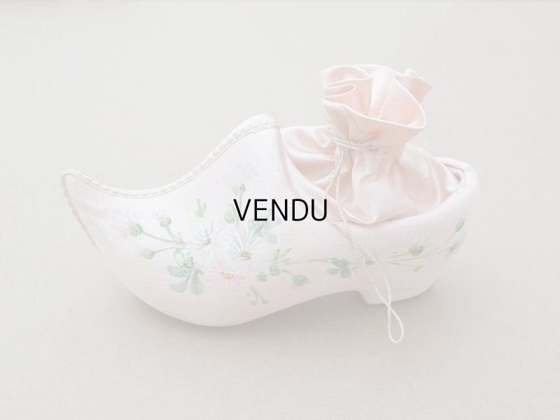 画像3: 19世紀 アンティーク 靴型 お菓子箱 パウダーピンクのシルクサテン マーガレット ハンドペイント