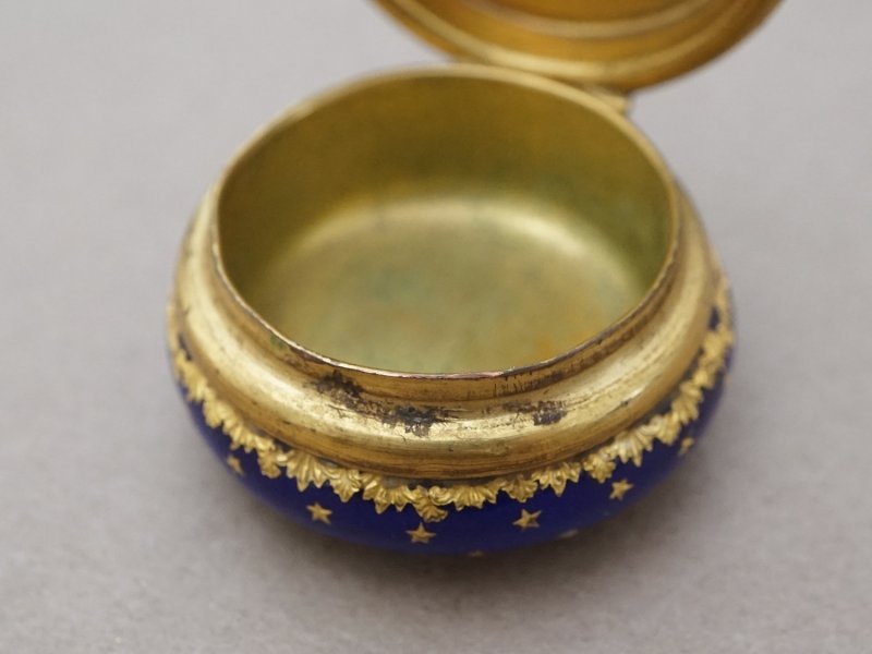 画像6: 19世紀 アンティーク ピルケース ブレッソンエナメル パールの装飾 ブルーのエナメル 薔薇のリース