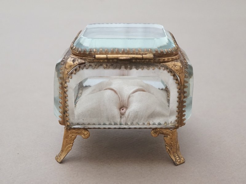 画像11: アンティーク ジュエリーボックス パウダーピンクのシルククッション 