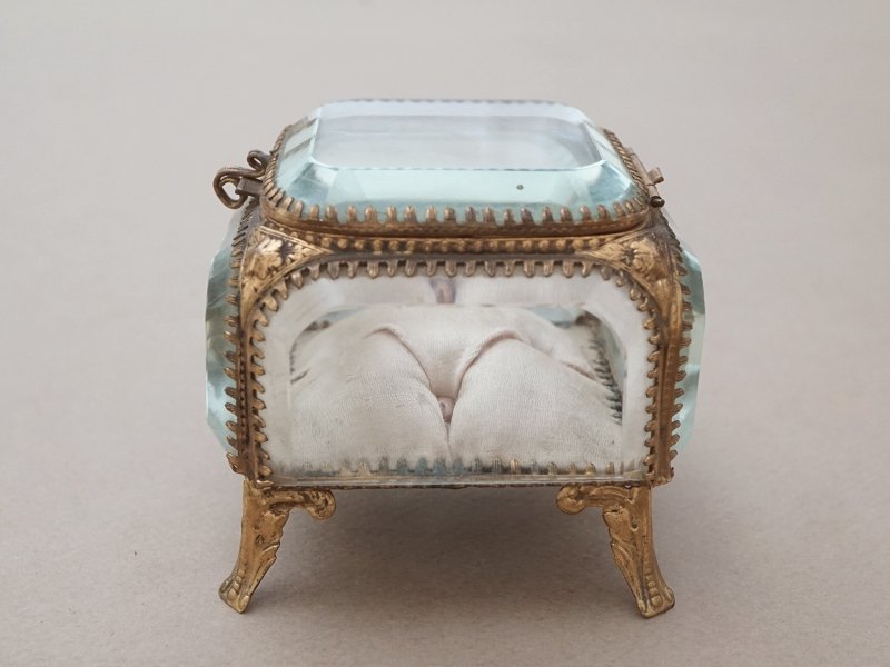 画像13: アンティーク ジュエリーボックス パウダーピンクのシルククッション 