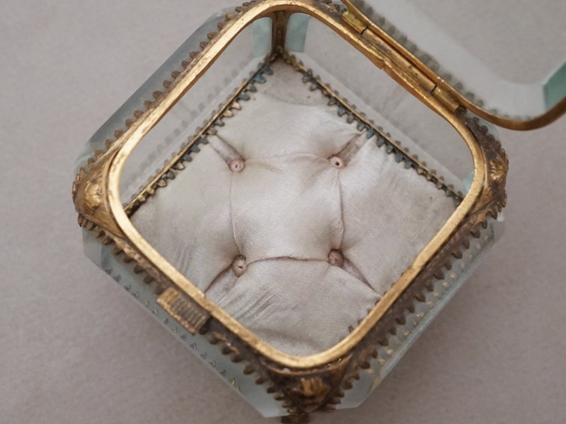 画像7: アンティーク ジュエリーボックス パウダーピンクのシルククッション 