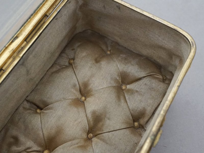 画像13: アンティーク ジュエリーボックス シャンパンゴールドのシルククッション&ベルベット