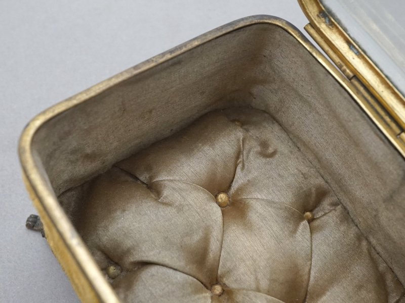 画像12: アンティーク ジュエリーボックス シャンパンゴールドのシルククッション&ベルベット