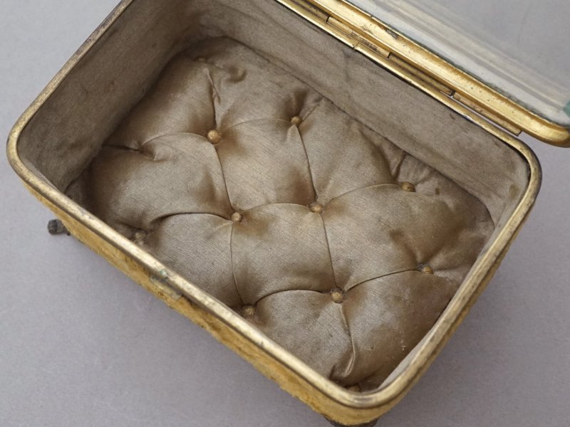 画像11: アンティーク ジュエリーボックス シャンパンゴールドのシルククッション&ベルベット