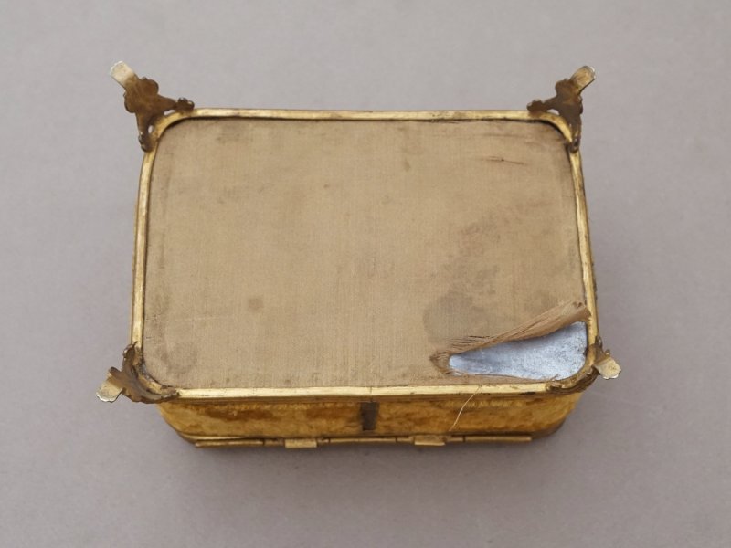 画像9: アンティーク ジュエリーボックス シャンパンゴールドのシルククッション&ベルベット