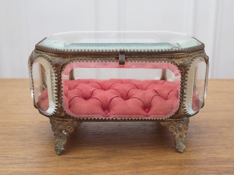 画像9: 19世紀 アンティーク オクトゴナル 大きなジュエリーボックス 八角形 ワイン色のシルク製クッション