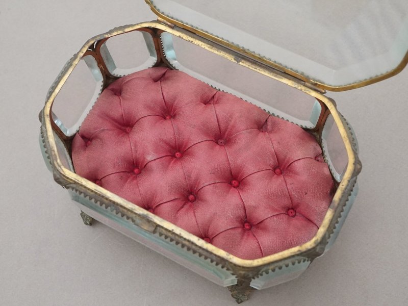 画像6: 19世紀 アンティーク オクトゴナル 大きなジュエリーボックス 八角形 ワイン色のシルク製クッション