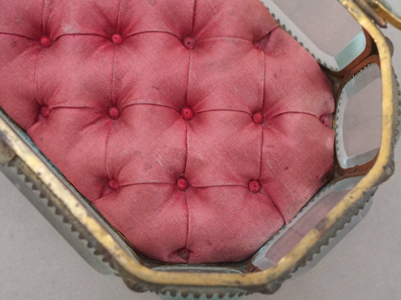 画像8: 19世紀 アンティーク オクトゴナル 大きなジュエリーボックス 八角形 ワイン色のシルク製クッション