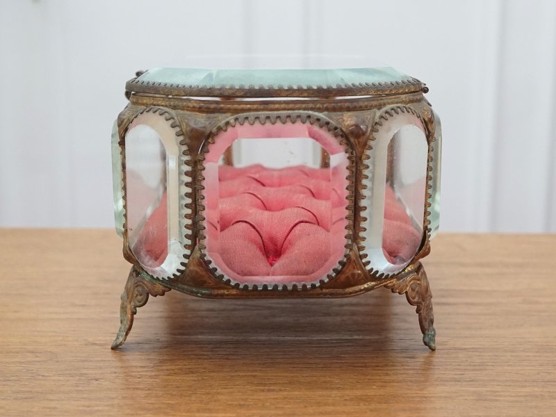 画像12: 19世紀 アンティーク オクトゴナル 大きなジュエリーボックス 八角形 ワイン色のシルク製クッション