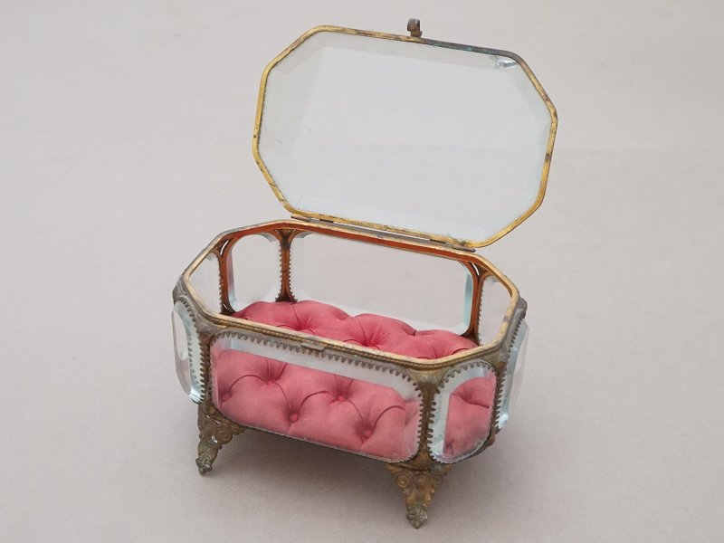 画像4: 19世紀 アンティーク オクトゴナル 大きなジュエリーボックス 八角形 ワイン色のシルク製クッション