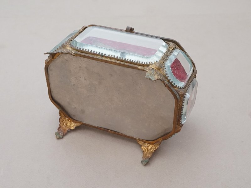 画像14: 19世紀 アンティーク オクトゴナル 大きなジュエリーボックス 八角形 ワイン色のシルク製クッション