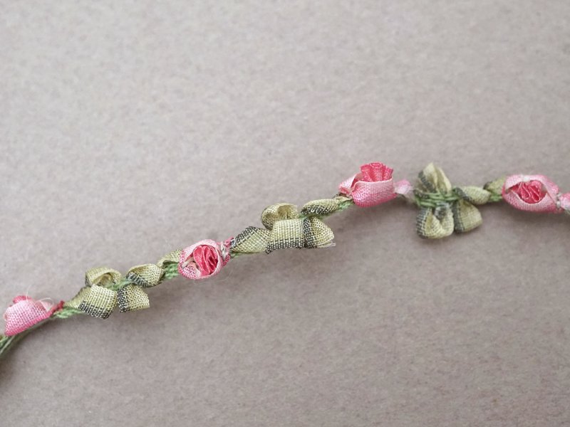 画像2: アンティーク とても小さなピンクの薔薇 ロココトリム シルク製 ロココリボン 