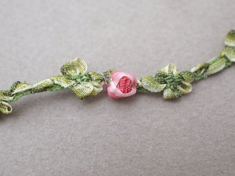 画像2: アンティーク とても小さなピンクの薔薇 ロココトリム シルク製 ロココリボン 