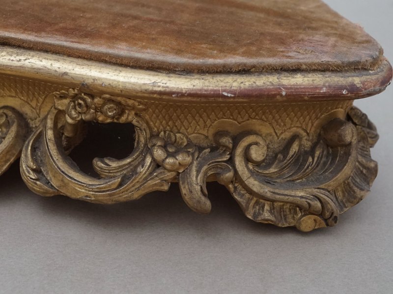 画像12: 19世紀 アンティーク ロカイユ装飾の台座 コーヒーブラウンのベルベット